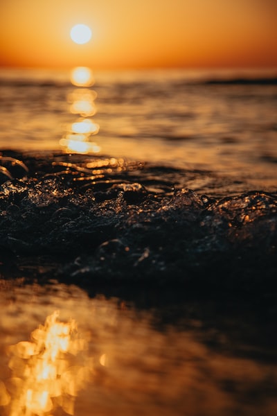 日落时水溅到岸边